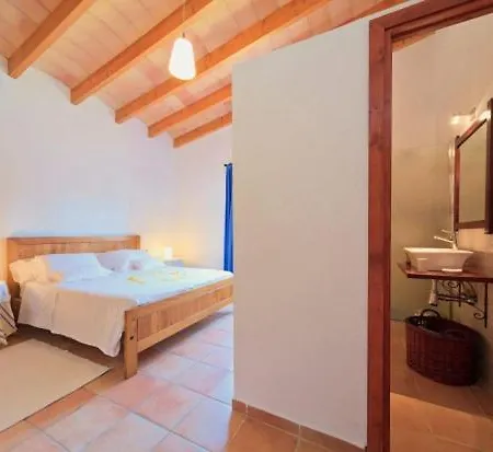 Sleeps 4 With Pool Air Con And Wifi